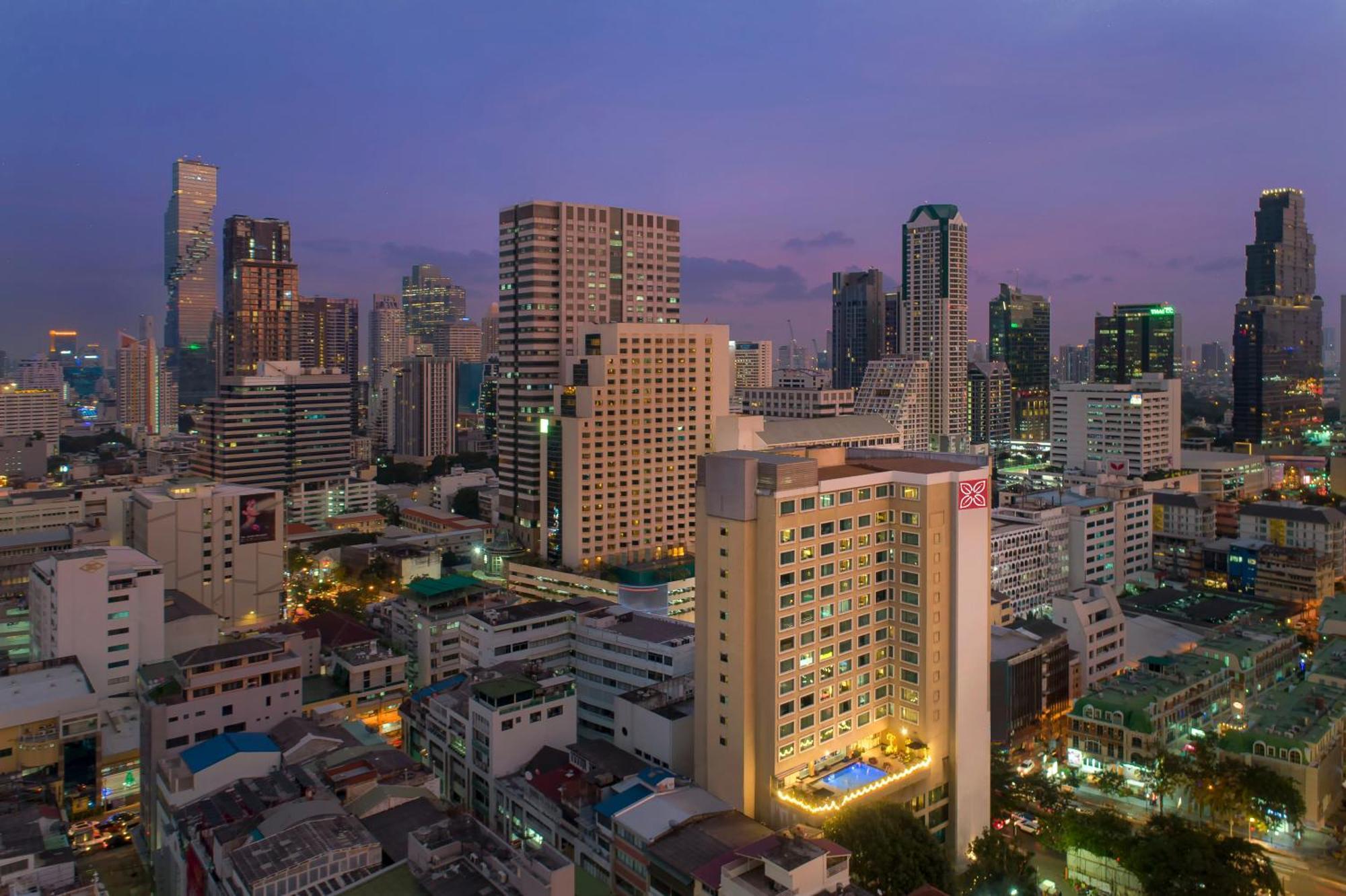 Hilton Garden Inn Bangkok Silom Exterior photo