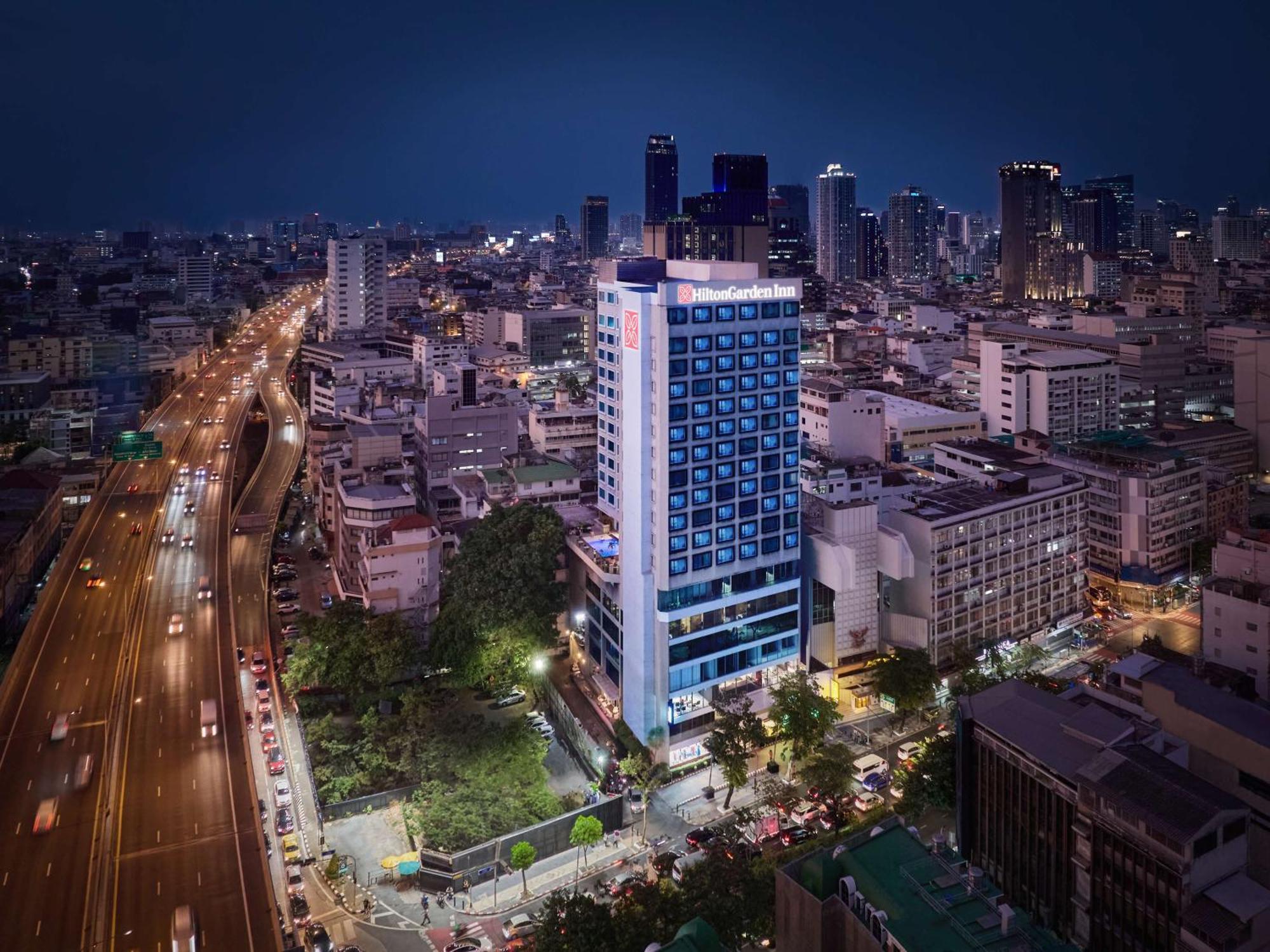 Hilton Garden Inn Bangkok Silom Exterior photo