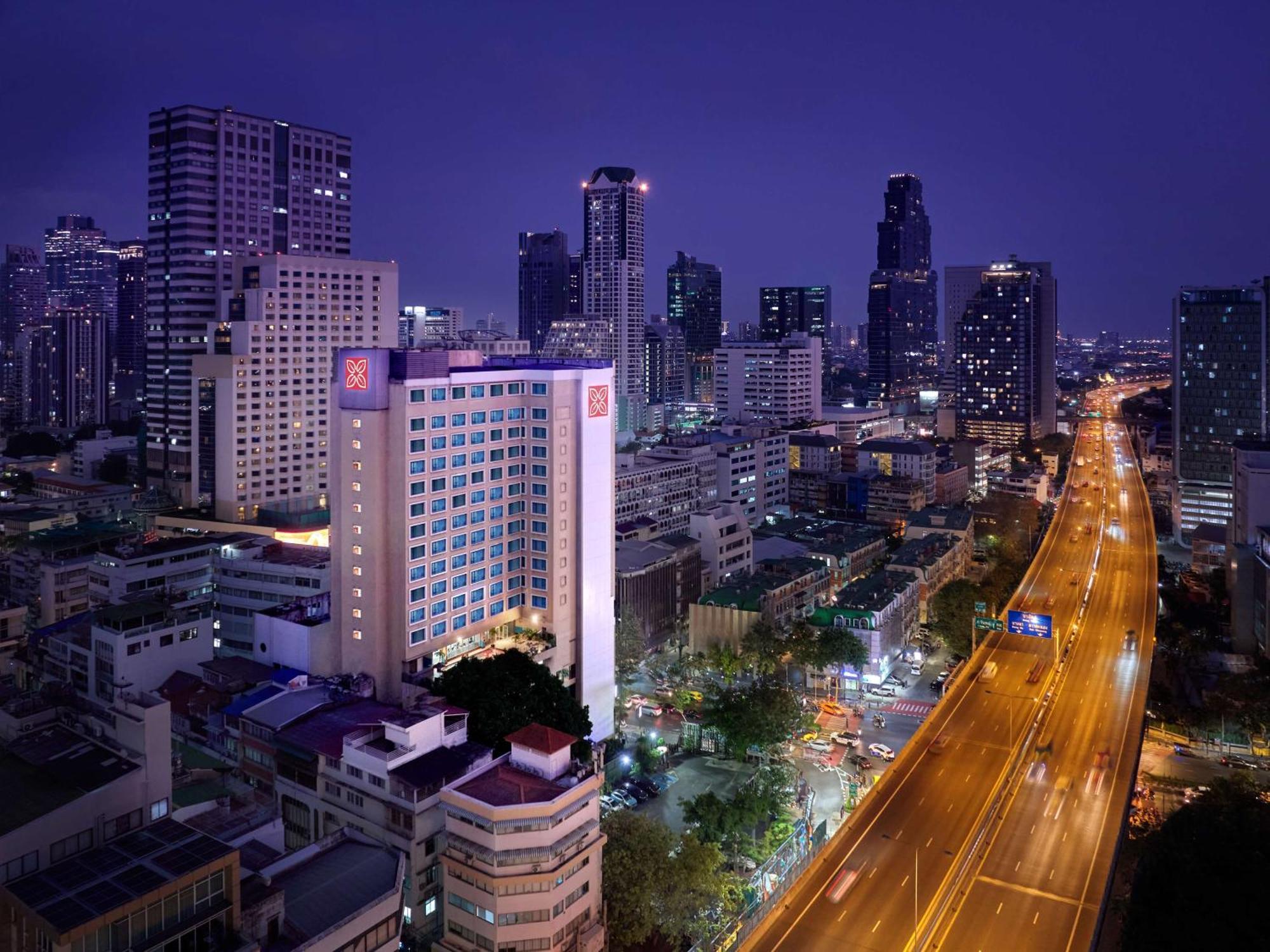 Hilton Garden Inn Bangkok Silom Exterior photo