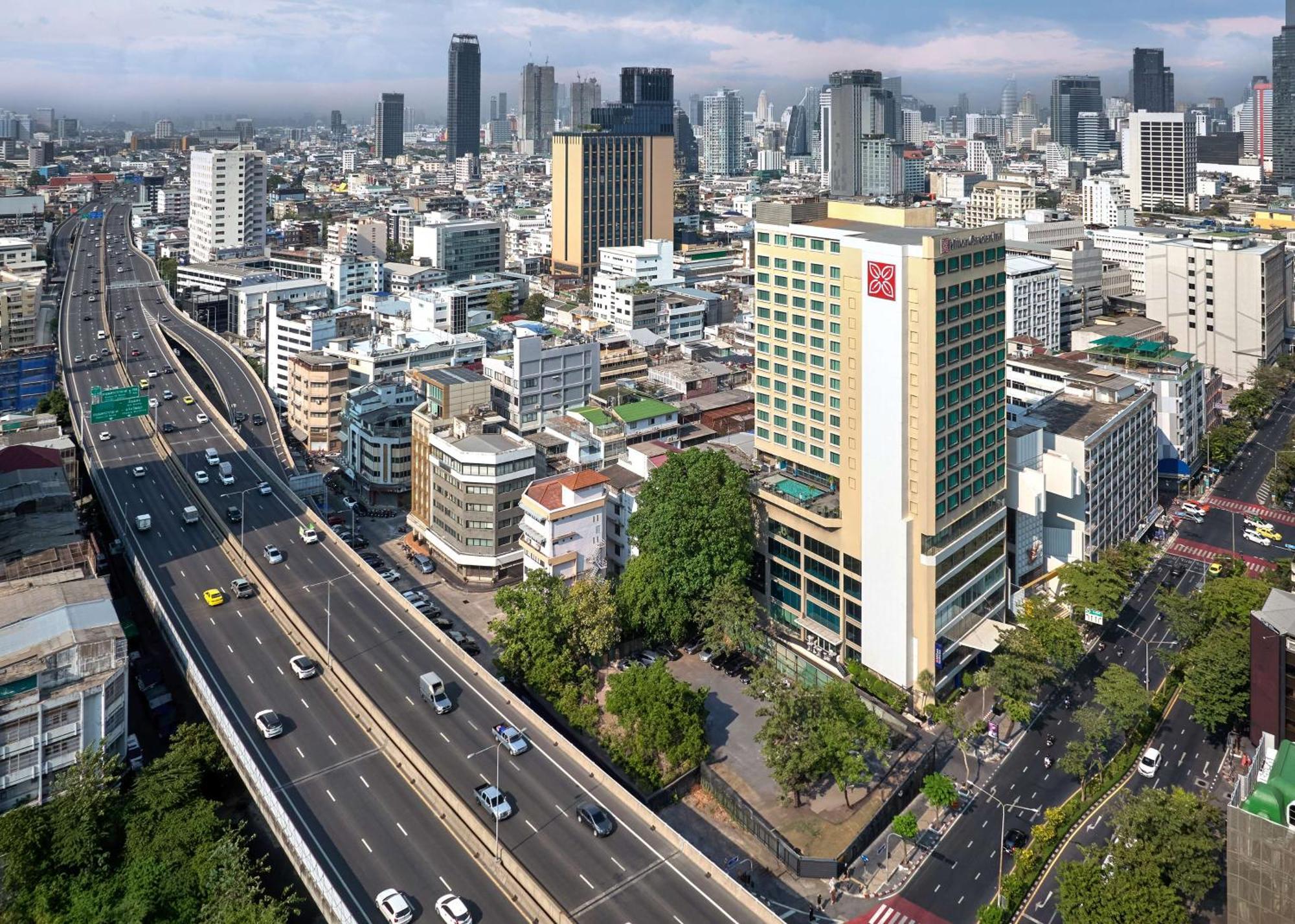 Hilton Garden Inn Bangkok Silom Exterior photo